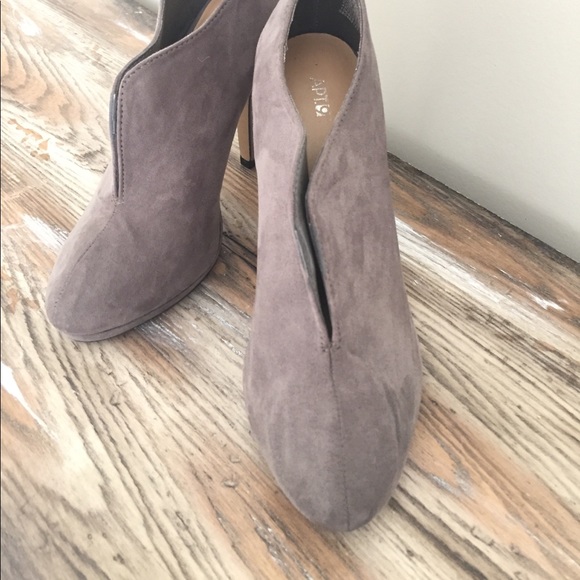 Apt 9 Gray booties. Size 6 - Picture 2 of 3